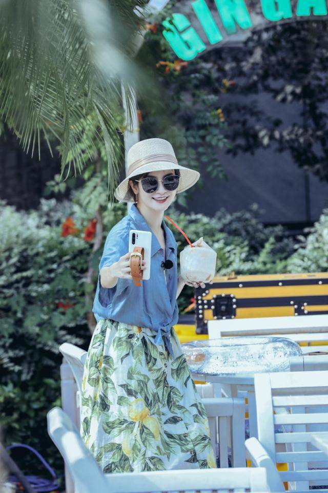 原创李晟的游客照牛仔衬衫配小背心印花半身裙甜美优雅很浪漫