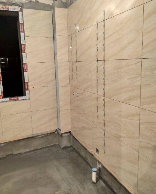 卫生间装修贴墙砖这才是专业的手法工人没装对让他返工