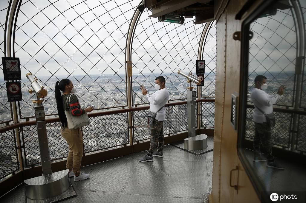 巴黎埃菲尔铁塔顶层开放 吸引众多游客