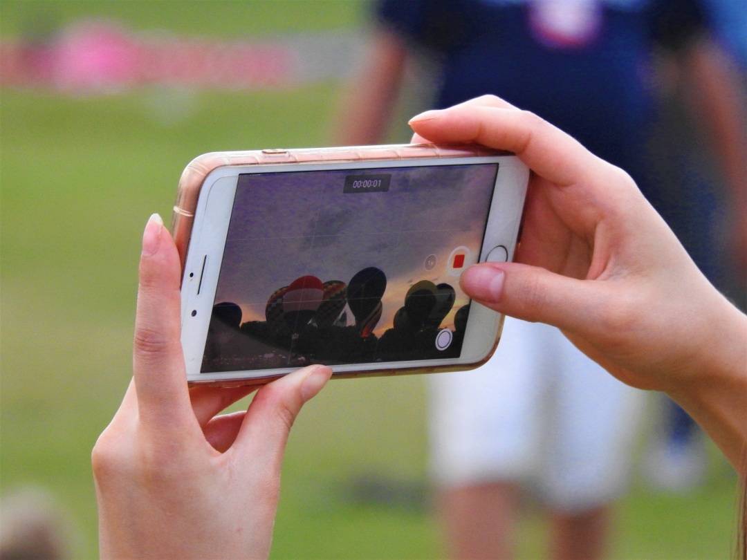 护眼模式真的能护眼吗这些玩手机的正确姿势才应该告诉孩子