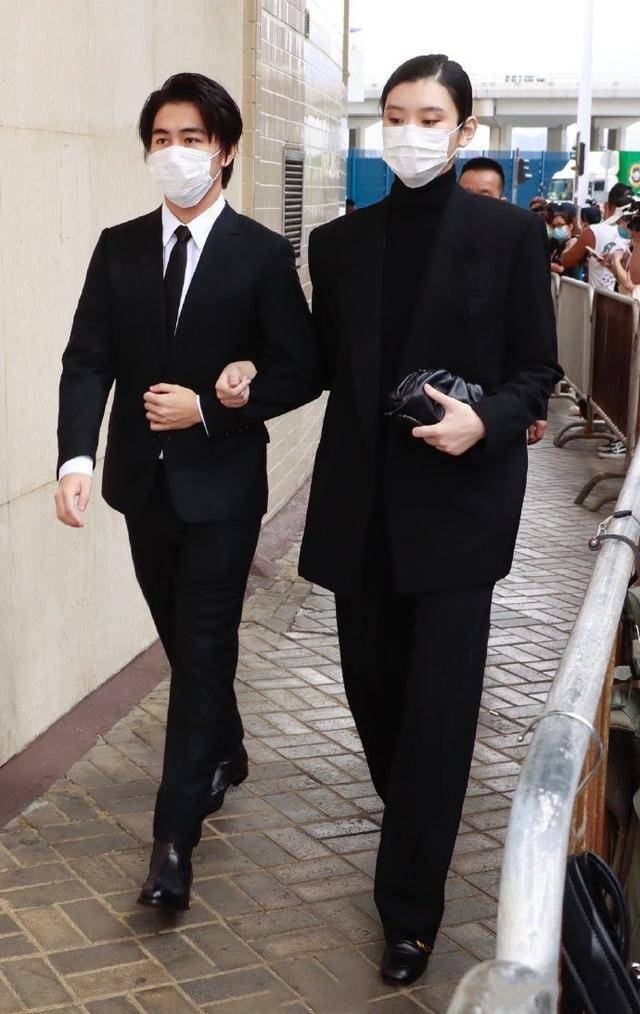 把葬礼服穿出超模范,一旁老公却无心玩闹