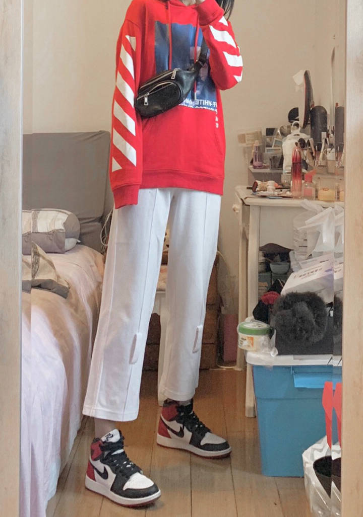 很多多搭配aj1都会选择紧身牛仔裤,但其实紧身牛仔裤对腿型不好的女生