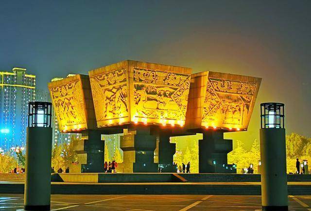 草坪灯,礼花灯和汽车灯装点着美丽的夜景,使古老的滕州变得年轻依然