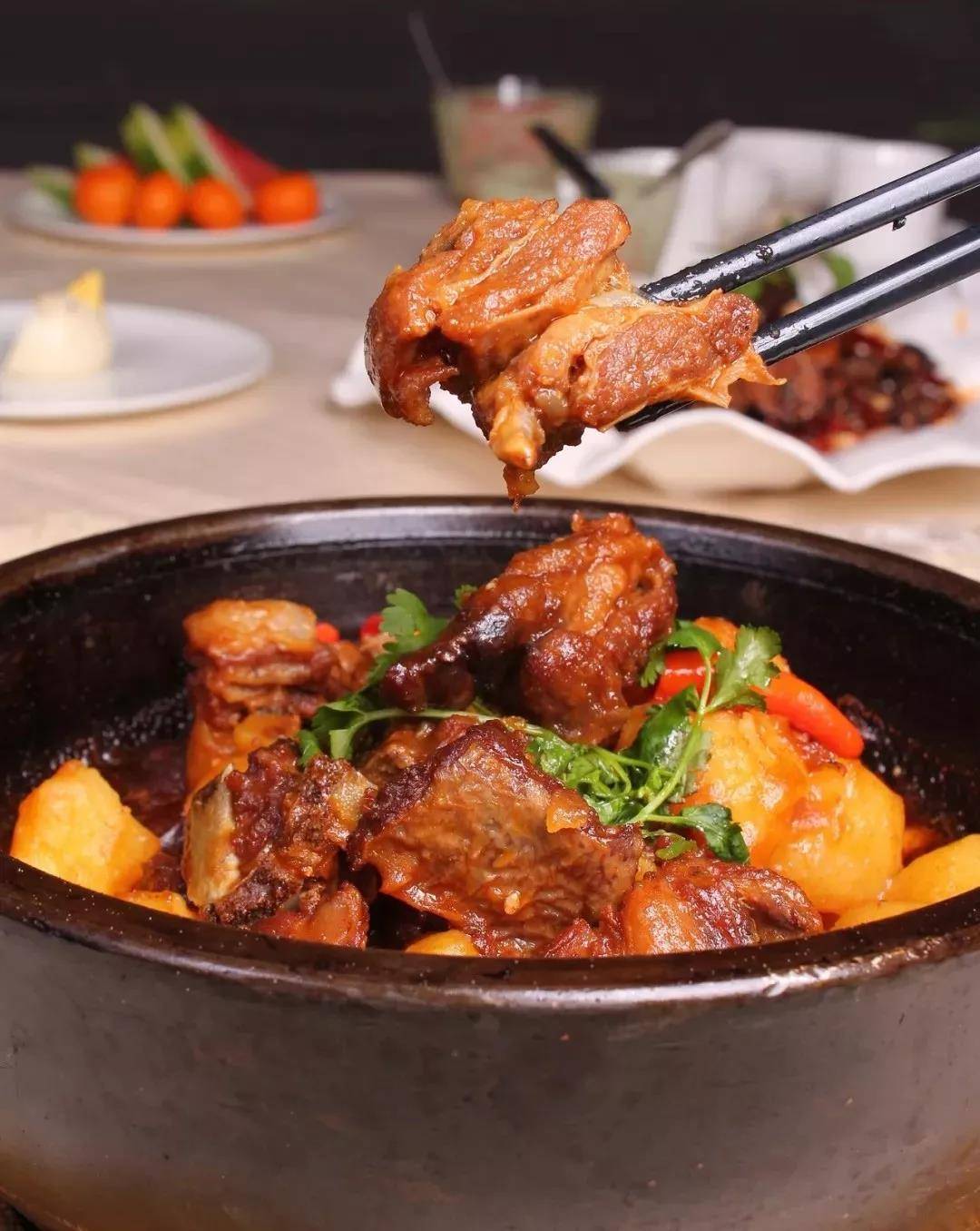 黄焖西宁羊排一定要冲净羊肝的血水,并挤干,吸尽水分后再上浆,否则