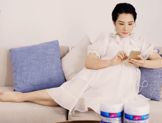 原创刘璇孕晚期罕见全身出镜小腿肿得像萝卜皮肤气色状态不错