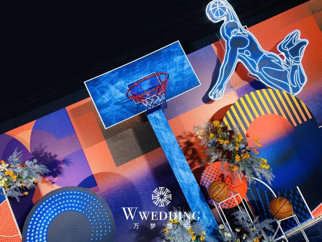 明快的对比色,篮球元素无处不在,合影区成了新郎的球鞋藏品展示区,将