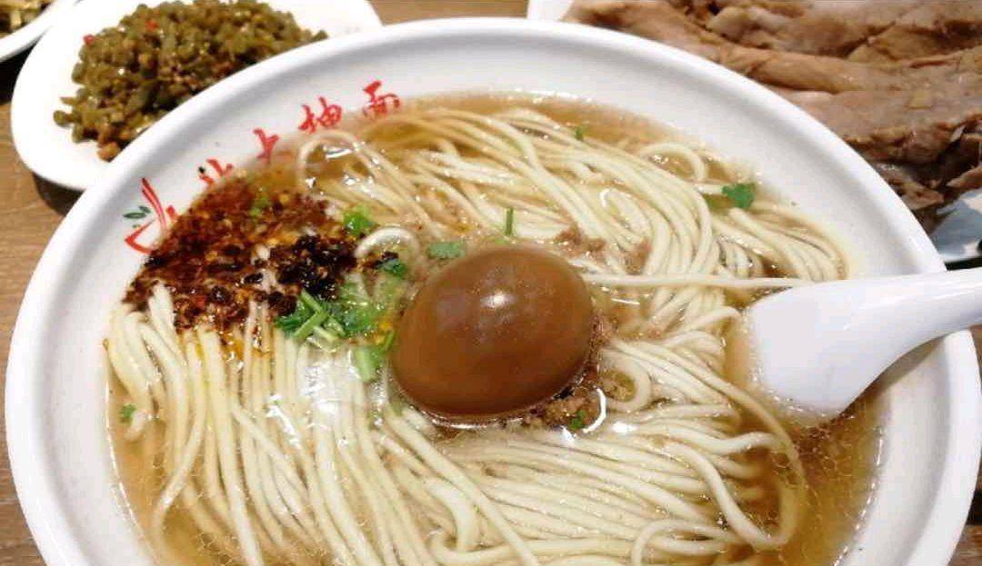 『北大餐厅抻面大骨头』这碗面就是其中一个,一到饭点,甭管大店小店