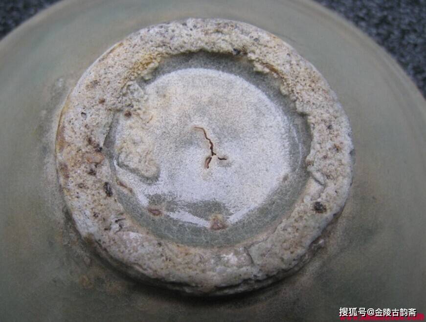 五代和宋代耀州窑青瓷的底足照片