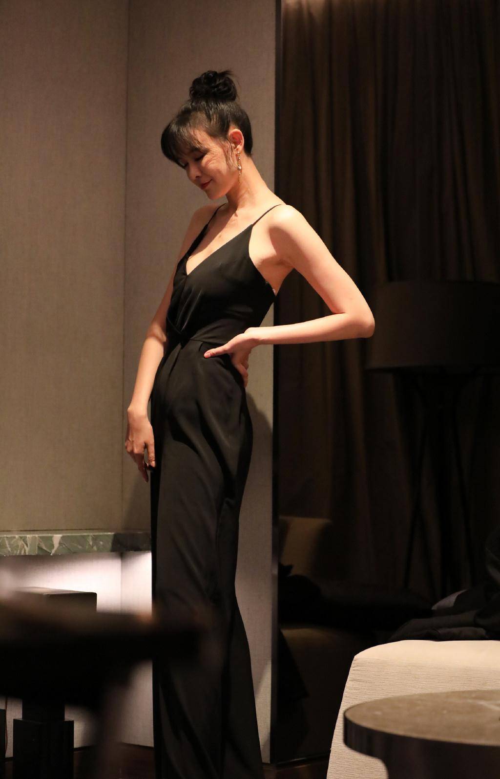 李艾携小1岁老公走机场,罕见紧身裙秀丰满,在老公面前却好娇小_身材