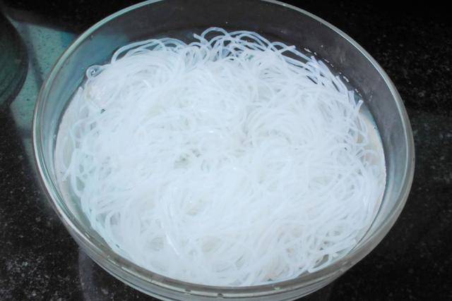 4,把粉丝泡好以后备用,看到粉丝变白就可以了.