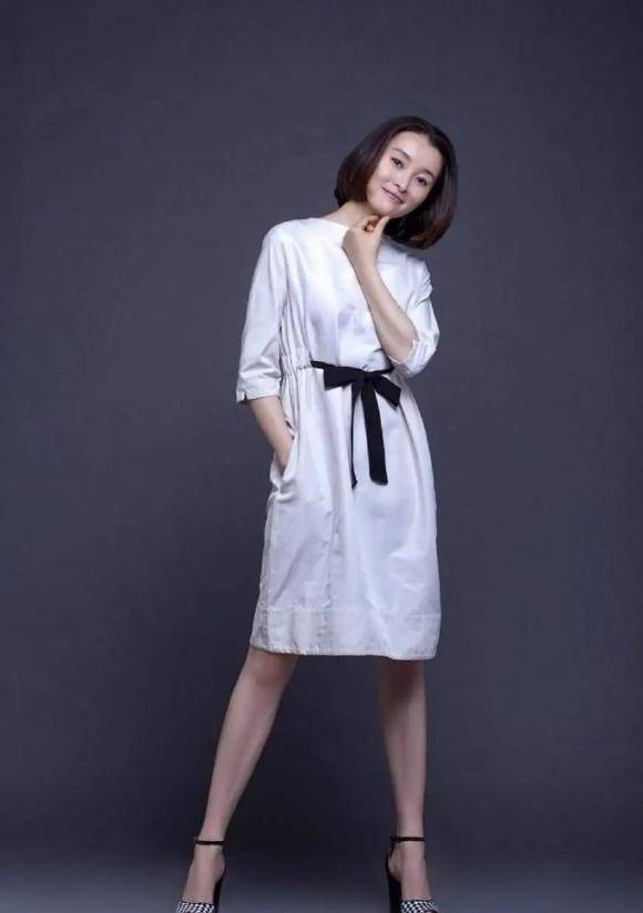 吴越身材也太好了,小西装配白纱裙秀"女团身材",不像奔五的人