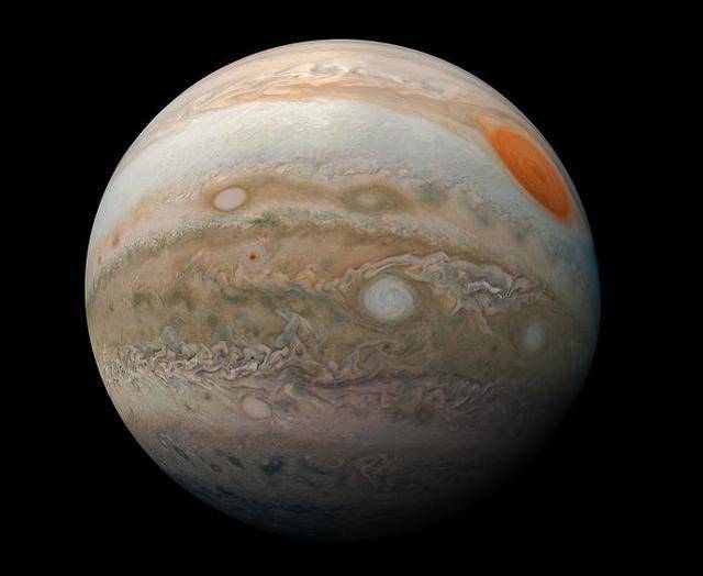 7,木星火山活跃的卫星io在nasa的朱诺号宇宙飞船的这张戏剧性图像中投