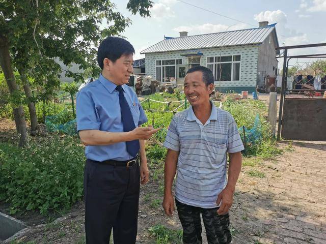 拜泉县检察院检察长孙太德在贫困户家走访,帮助解决难题.佟乐 任梦 摄