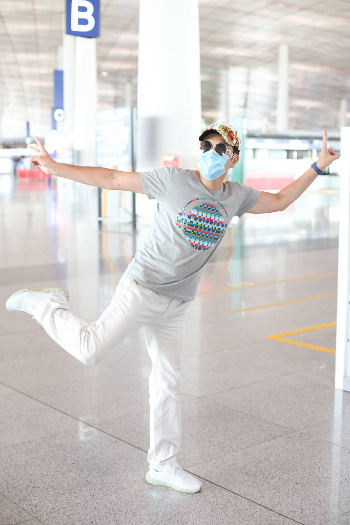 他与粉丝秀起肌肉. 蔡国庆挥舞着双手,心情大好.