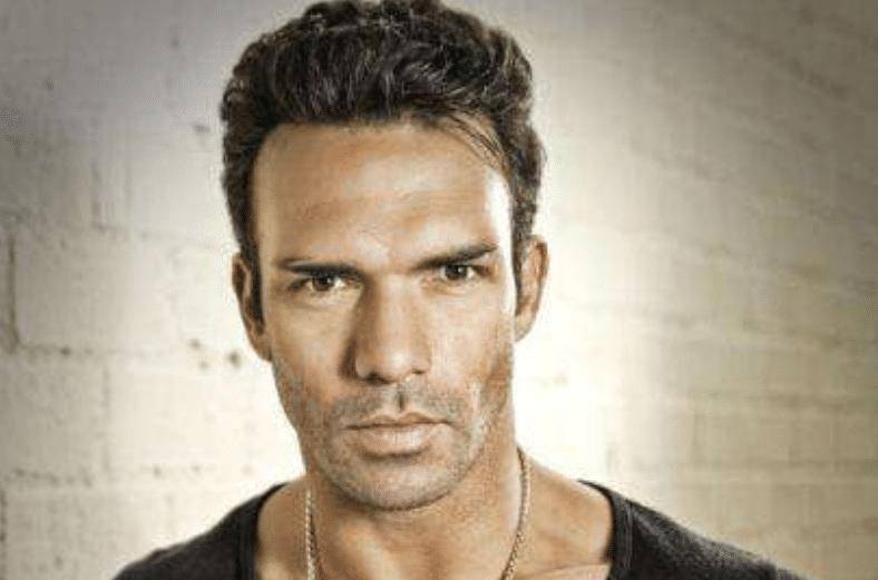 他是甄子丹徒弟,曾在拍戏时打昏洪金宝,却在43岁时家中逝世