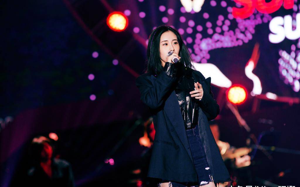 张碧晨终于换发型,扎脏辫配过膝长靴酷酷的摇滚范,30岁美得出众