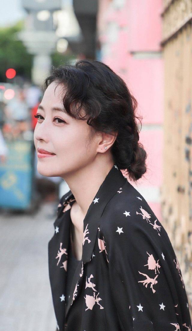 原创周海媚不像年过半百的人,穿身印花装不显老态,青春感招摇又吸睛