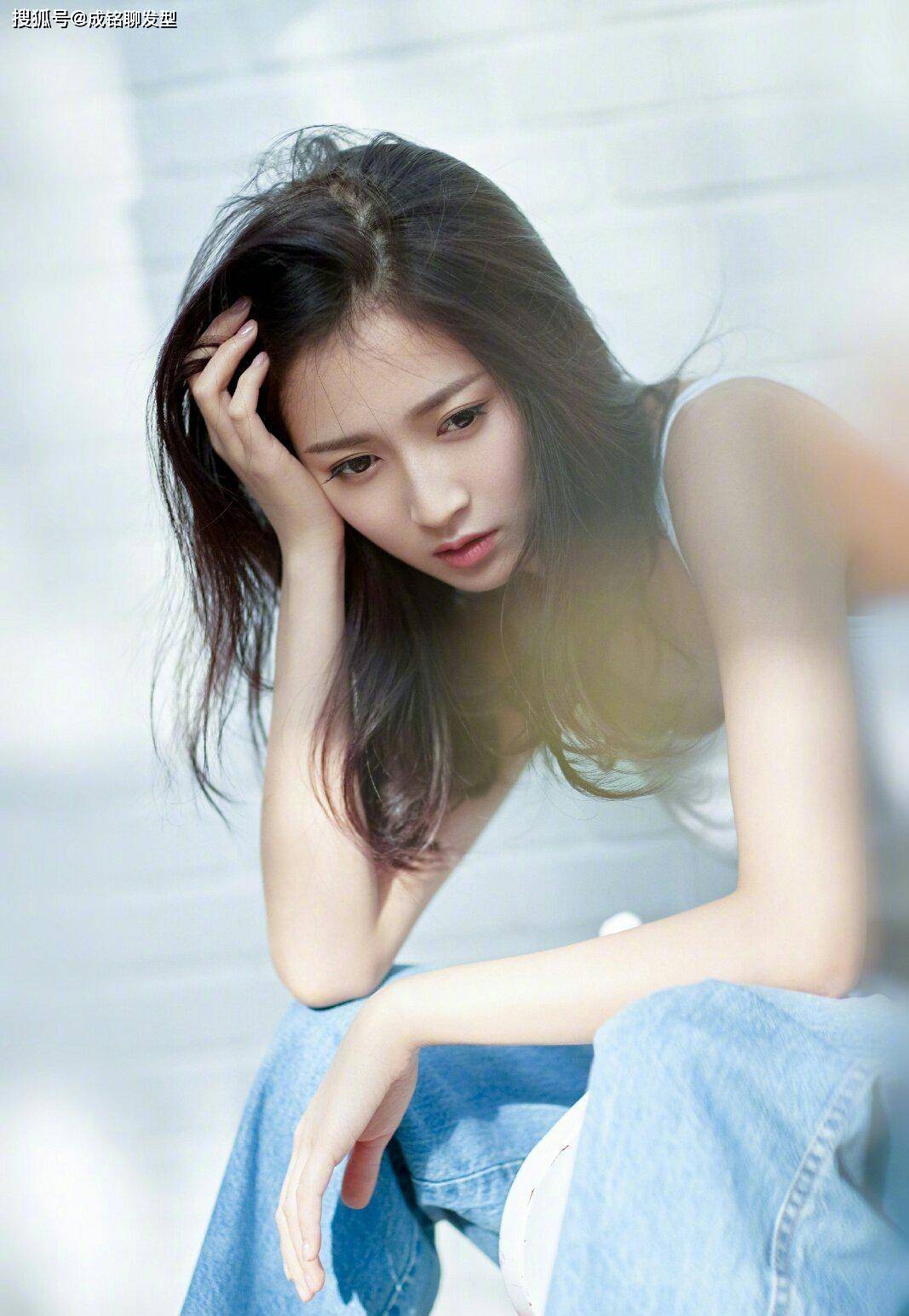 原创陈钰琪找对风格了,花苞裙点缀蝴蝶结元气满满,小圆脸太可爱