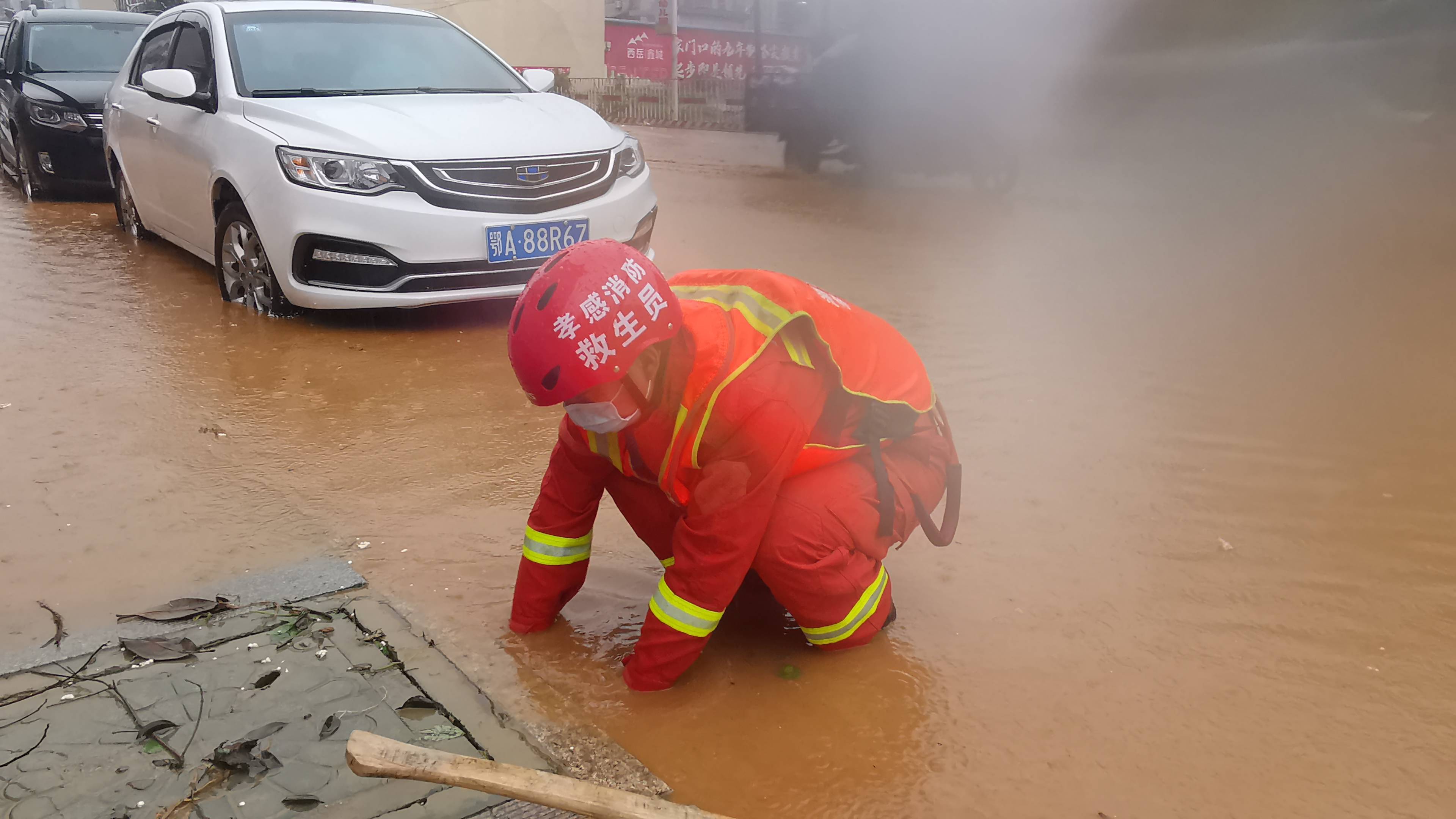 湖北大悟:暴雨致积水漫进居民区 消防员徒手疏通下水道排除险情