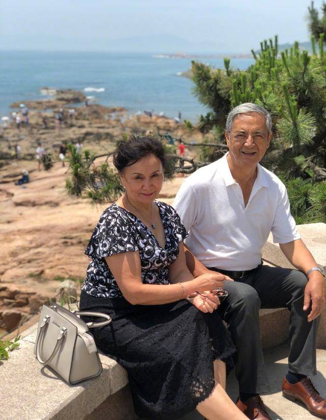 原创央视主持尼格买提与父母出游,一家子高颜值,唯独不见娇妻身影