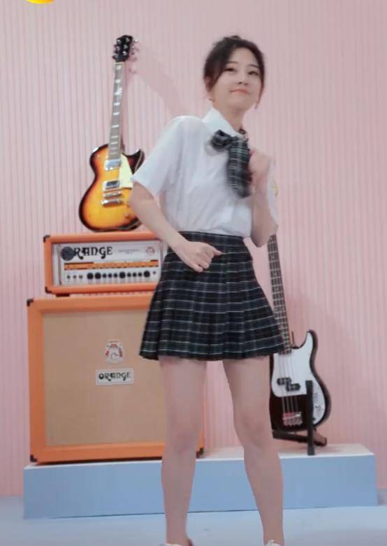 像冯提莫这样的小个子女生也太适合jk裙了,冯提莫