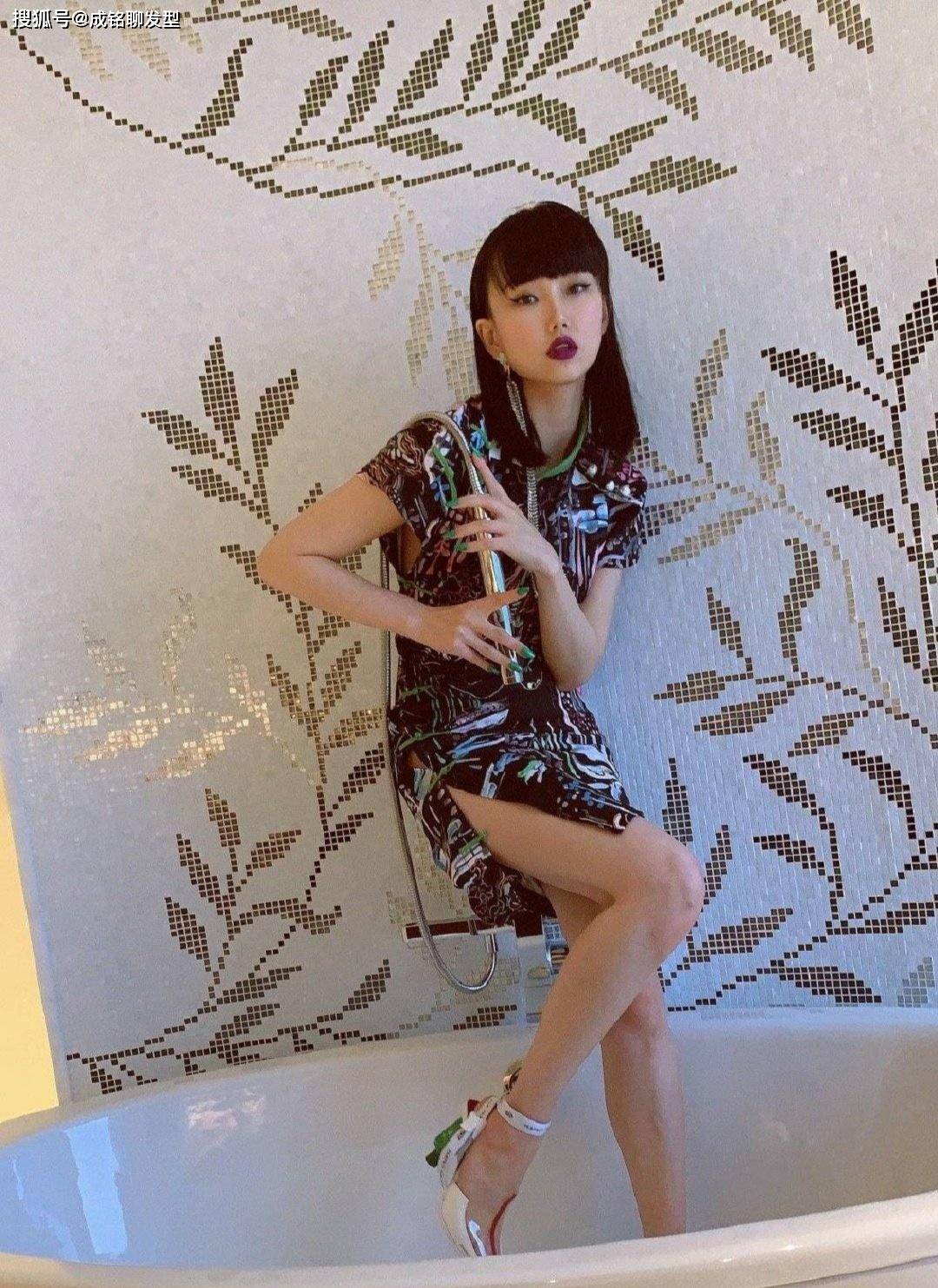 黄龄时尚大片来袭格子网纱配翻毛皮大衣反季穿搭时髦又个性