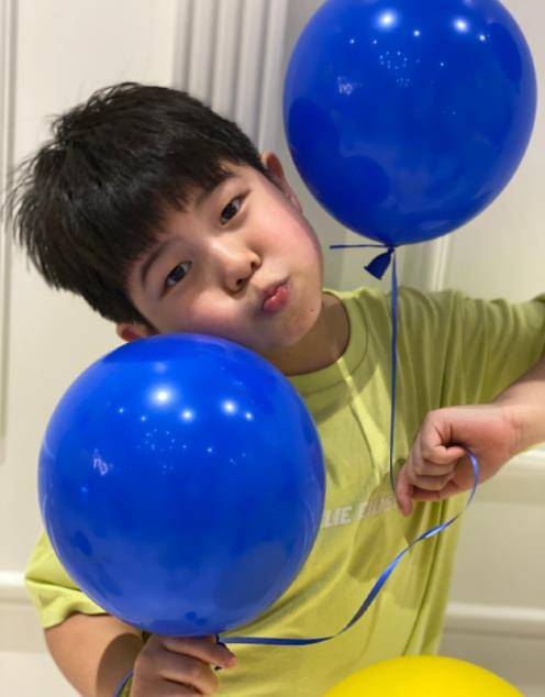 沙溢儿子生日现场照曝光,9岁安吉胖出小肚腩,小鱼儿亲吻哥哥超有爱