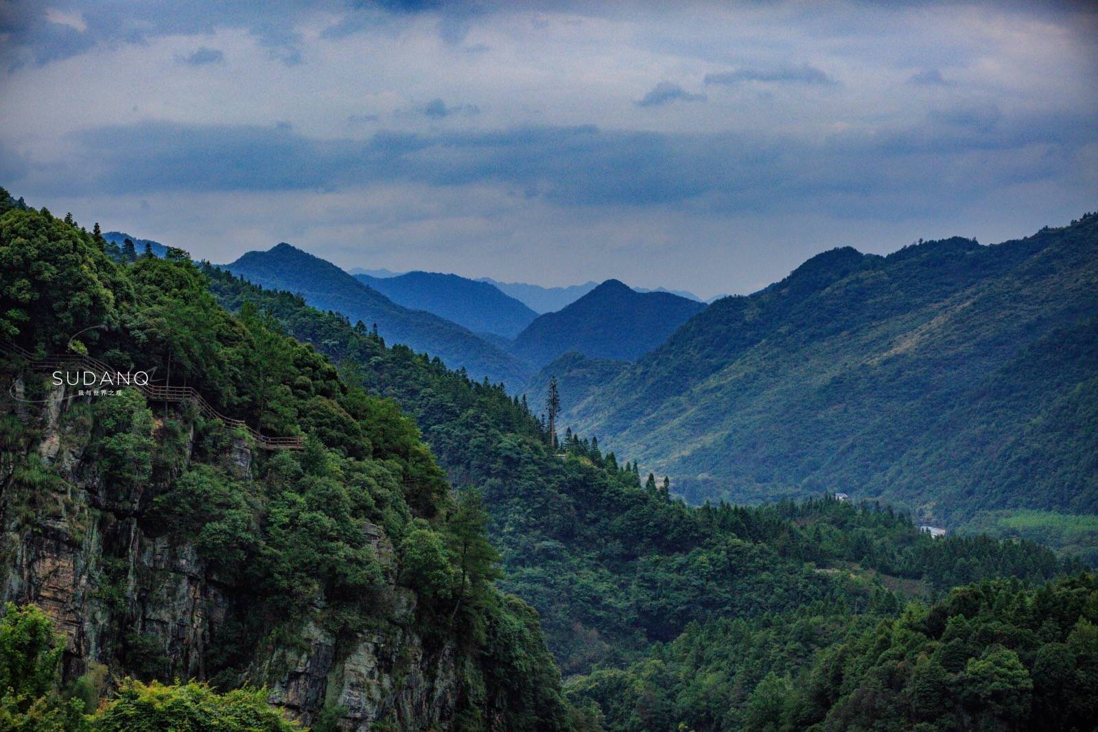 牯牛降境內有36大峰,72小峰,36大岔,72小岔,從而形成多種風光與景緻