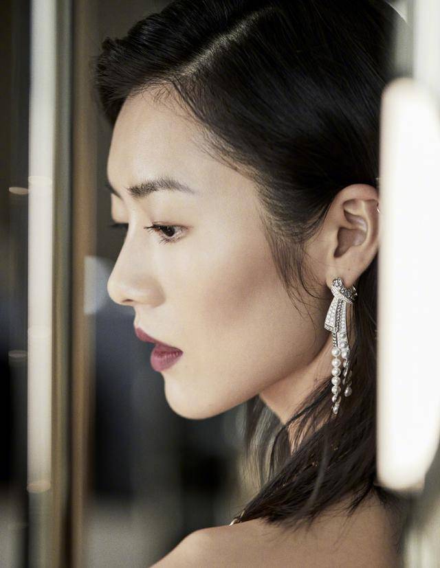 刘雯能有90斤?穿黑色挂脖裙秀纤细身材,骨骼突出看得人心疼_衣裙