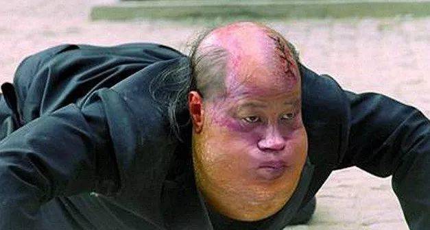 而就是这样梁小龙被封杀了10年,之后解开禁令复出拍了《五郎八卦棍》