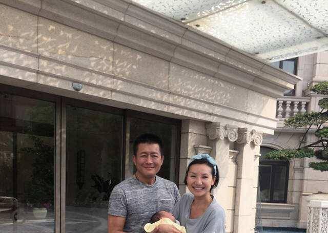 原创老戏骨高曙光31岁娶江珊二婚娶小16岁娇妻颜值还不如前妻