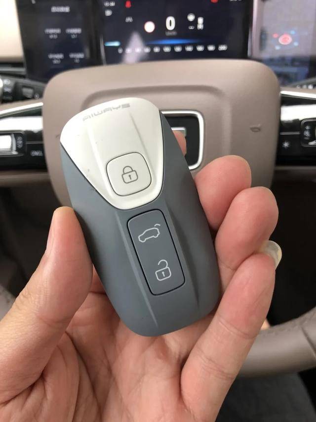 独立试驾爱驰u5:悬架调校像大众途昂,内饰我打8分_搜狐汽车_搜狐网