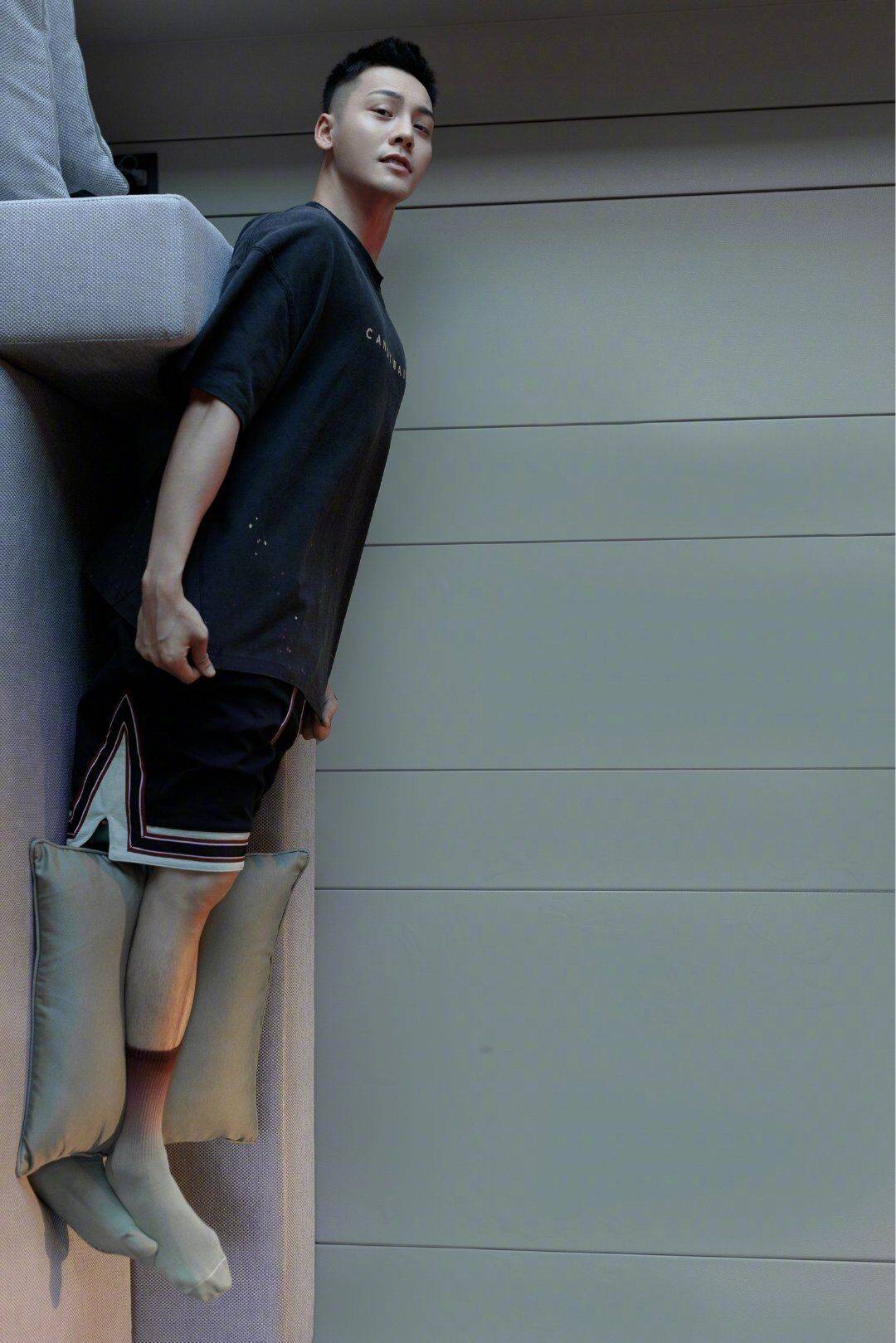 陈伟霆沙发瘫照,解锁拍照新姿势,帅气十足