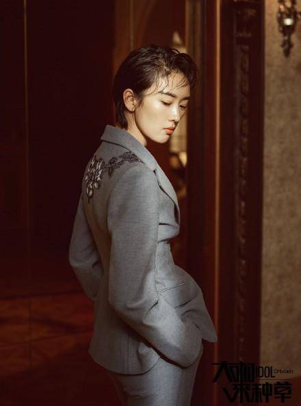 灰西装火出圈了,湿发大背头发型超酷,妆容勾勒出棱角分明的侧脸轮廓