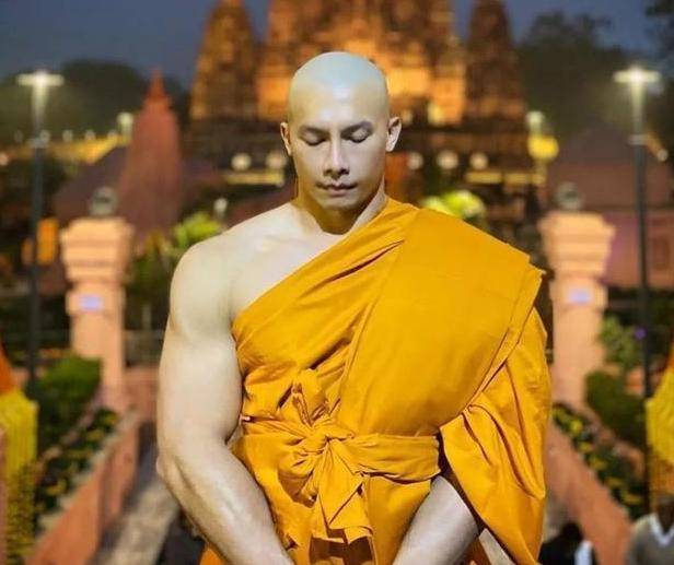 原创泰国"最帅和尚"还俗,出家4年每天都不忘健身,还俗后成为模特