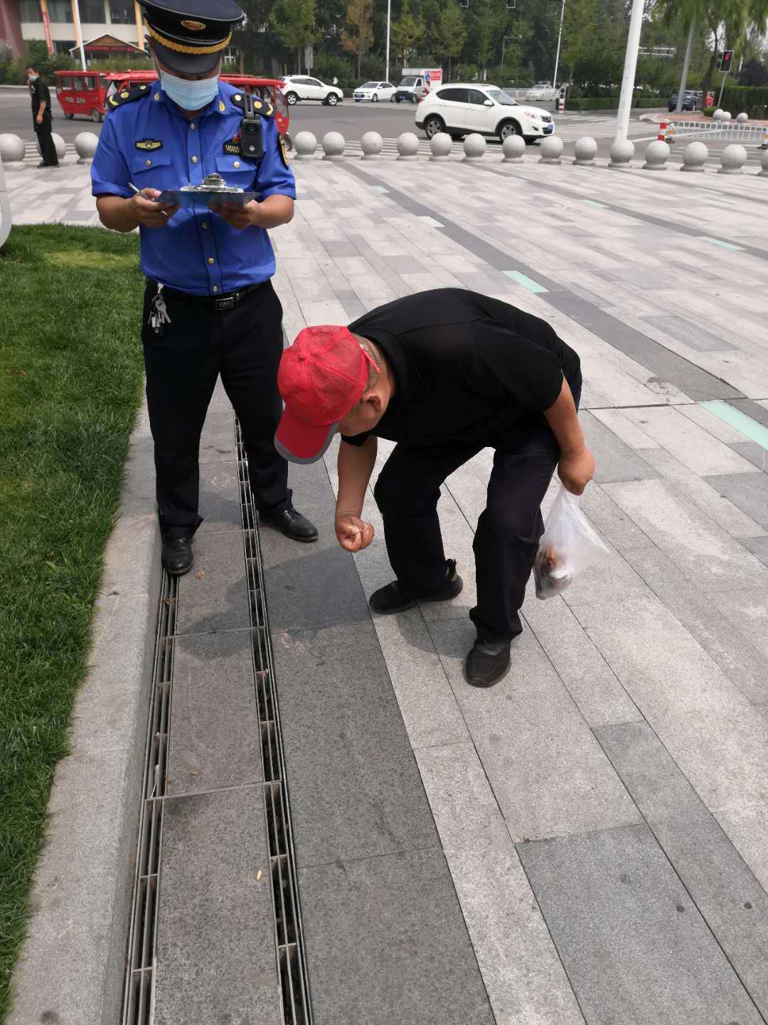 长治市城市管理局执法四大队大辛庄中队严把"随地吐痰"难关