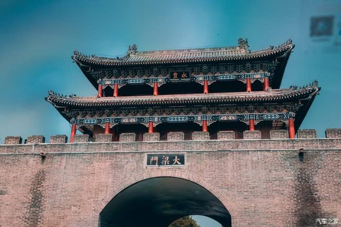 北宋时期,东京御街北起皇宫宣德门,经州桥和朱雀门,直达外城南熏门.