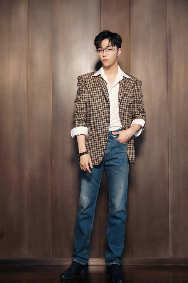 原创20岁陈立农时髦造型,牛仔裤 西装,复古优雅表现力十足!