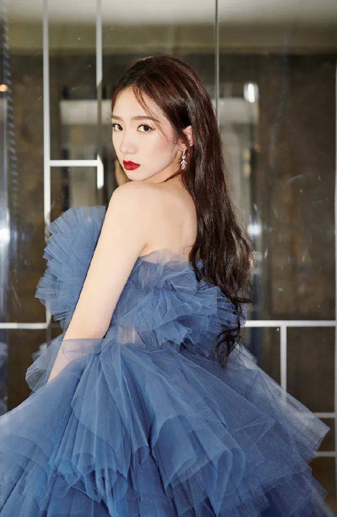 原创孟美岐solo之后状态真绝穿一袭海洋公主礼服尽显盛世美颜