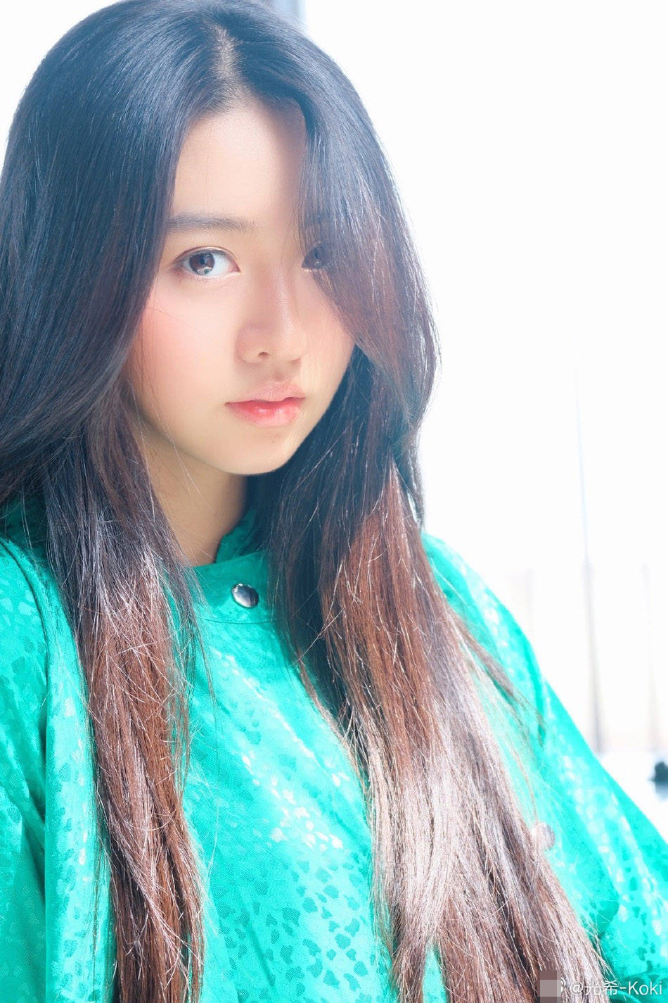 17岁木村光希长发及腰露侧颜 翡翠绿连衣裙显知性