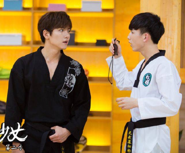 而池昌旭扮演了剧中的男汉族长安师兄,他的长相十分帅气而且有型,是一