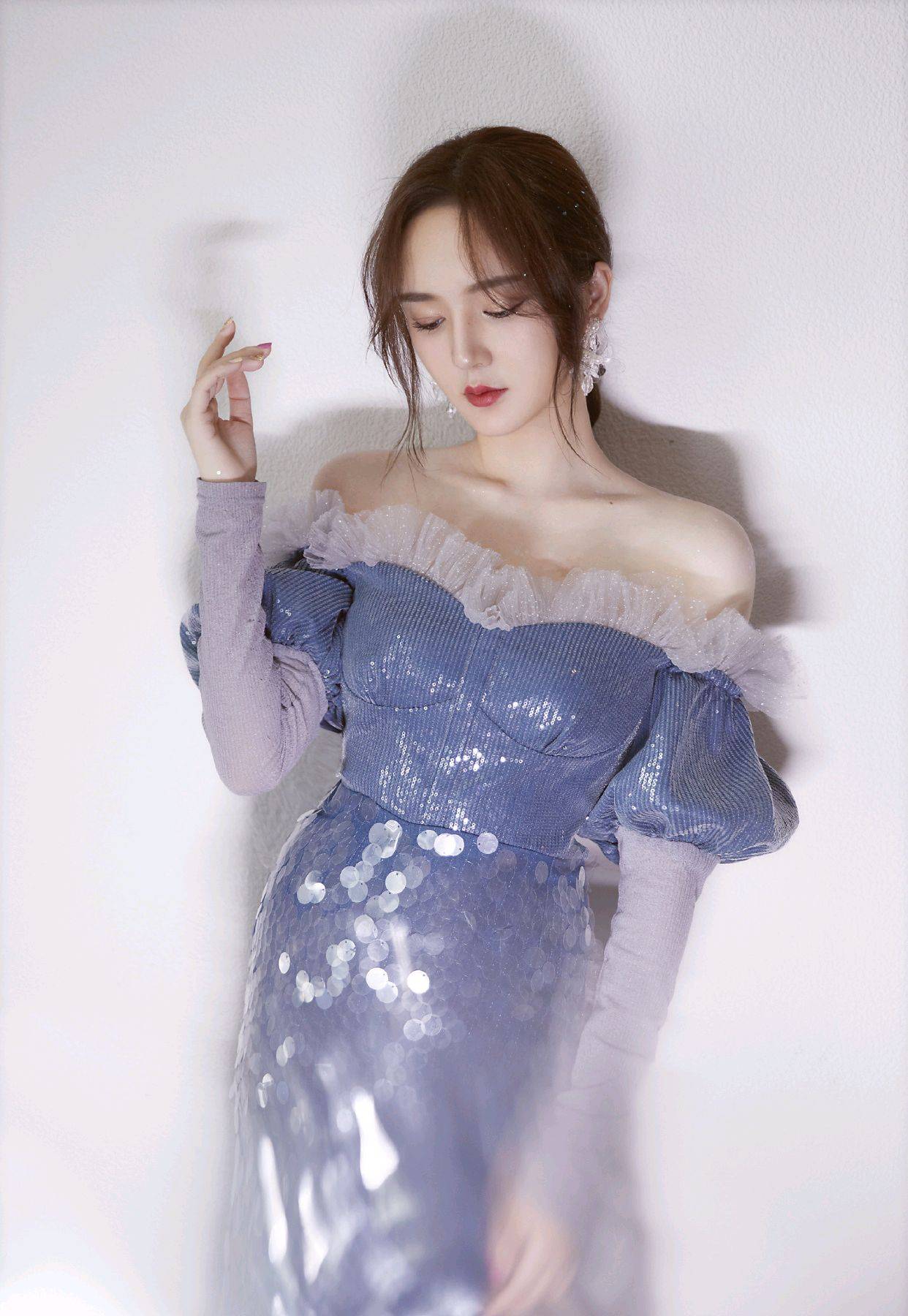 靳梦佳把头发扎成低马尾好温柔身穿亮片雾霾蓝连衣裙优雅大气