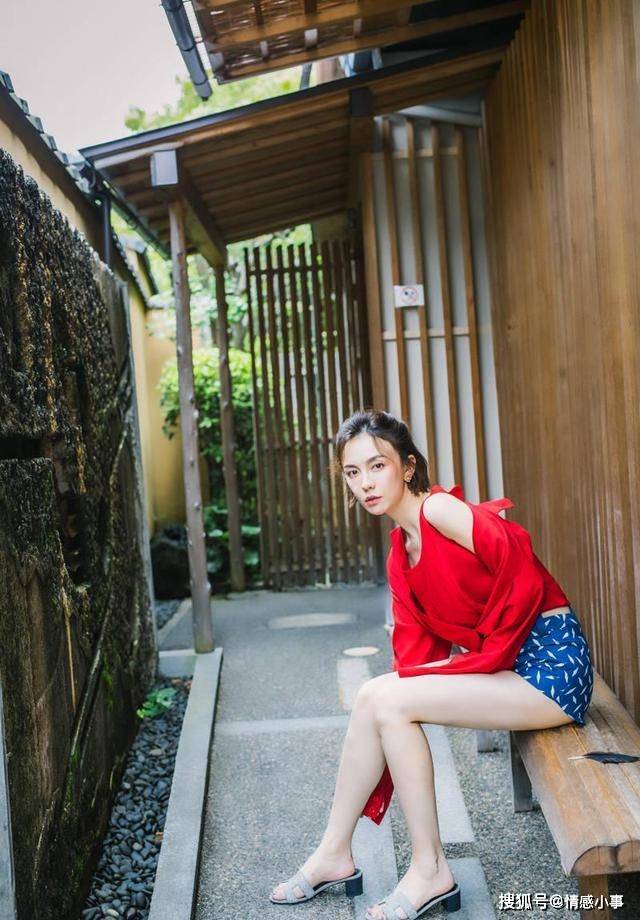 31岁吕佳容靠穿搭火了,丸子头"鱿鱼须"发型太新颖,减龄十岁!_造型