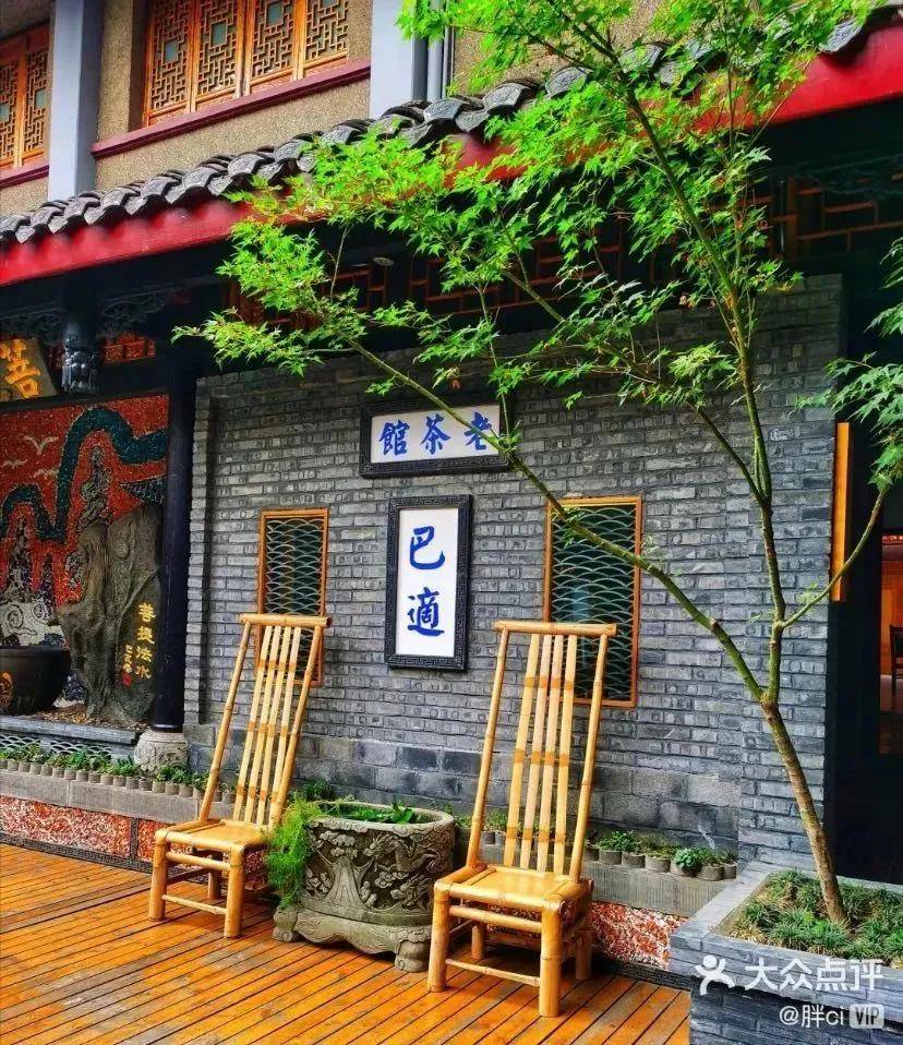 熙熙攘攘的商业街环绕着寺庙 寺庙又怀抱着热闹的茶馆 这样闹中取静