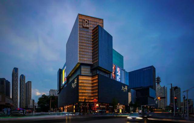 夜幕下的丹尼斯大卫城