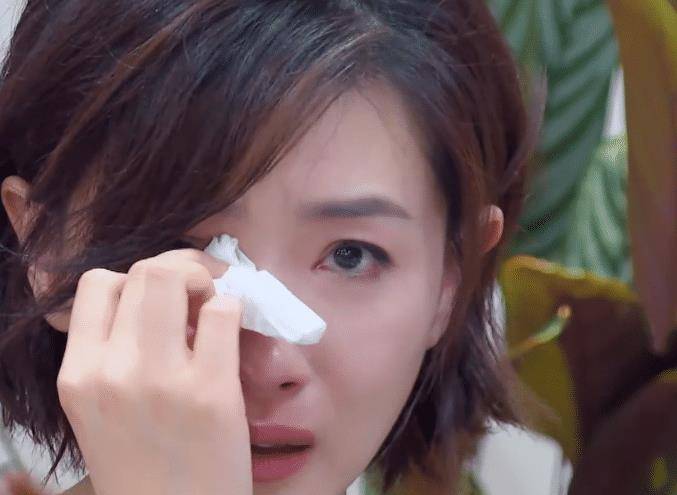 万茜读粉丝留言哭到花妆,镜头拉近她的脸部,终于明白直男审美了