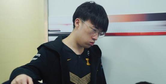 rng中单小虎直播放下豪言:如果下场拿不下lgd,当场退役!