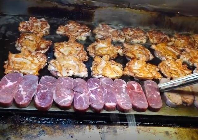 去吃牛排 不同熟度是不同的感觉 来看看地摊上的牛排你会喜欢吗