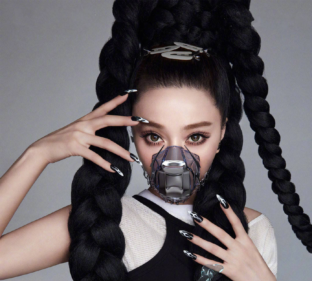 明星奇葩发型:迪丽热巴绑金属周震南顶窝瓜,她戴回形针帽子