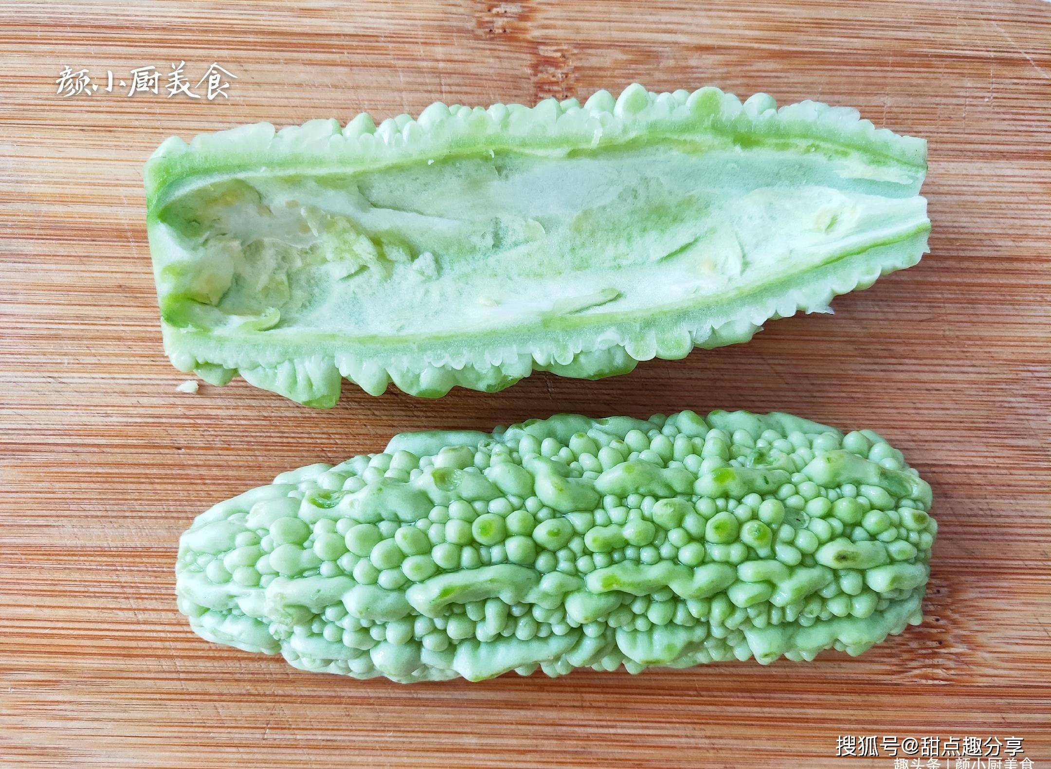 【做法】 1,苦瓜清洗干净半切开,用勺子挖去苦瓜瓤,白膜要刮干净点